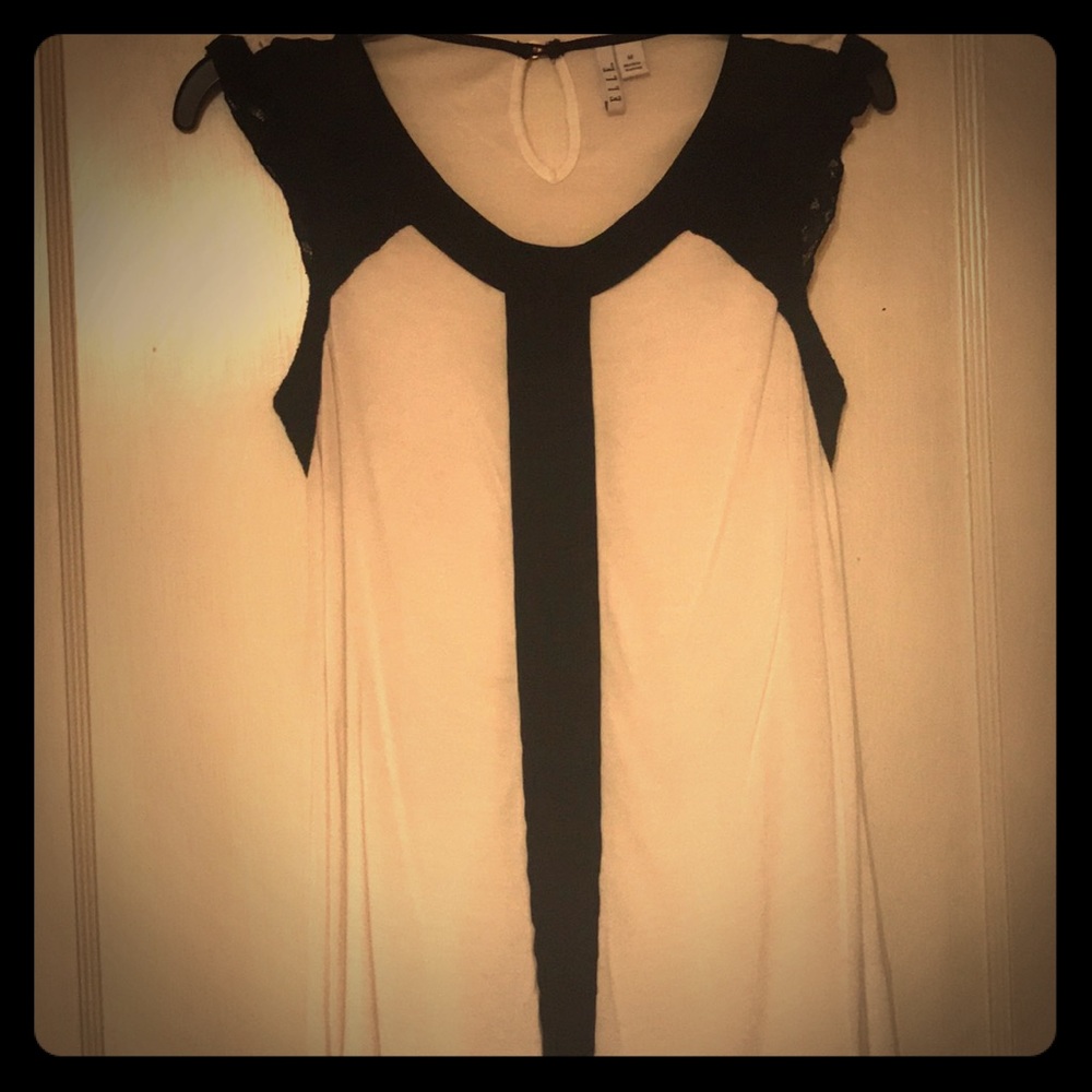 Great condition black and white Elle top!